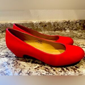 Journee Collection Womens Saar Comfort Insole Round Toe Kitten Heel Pumps